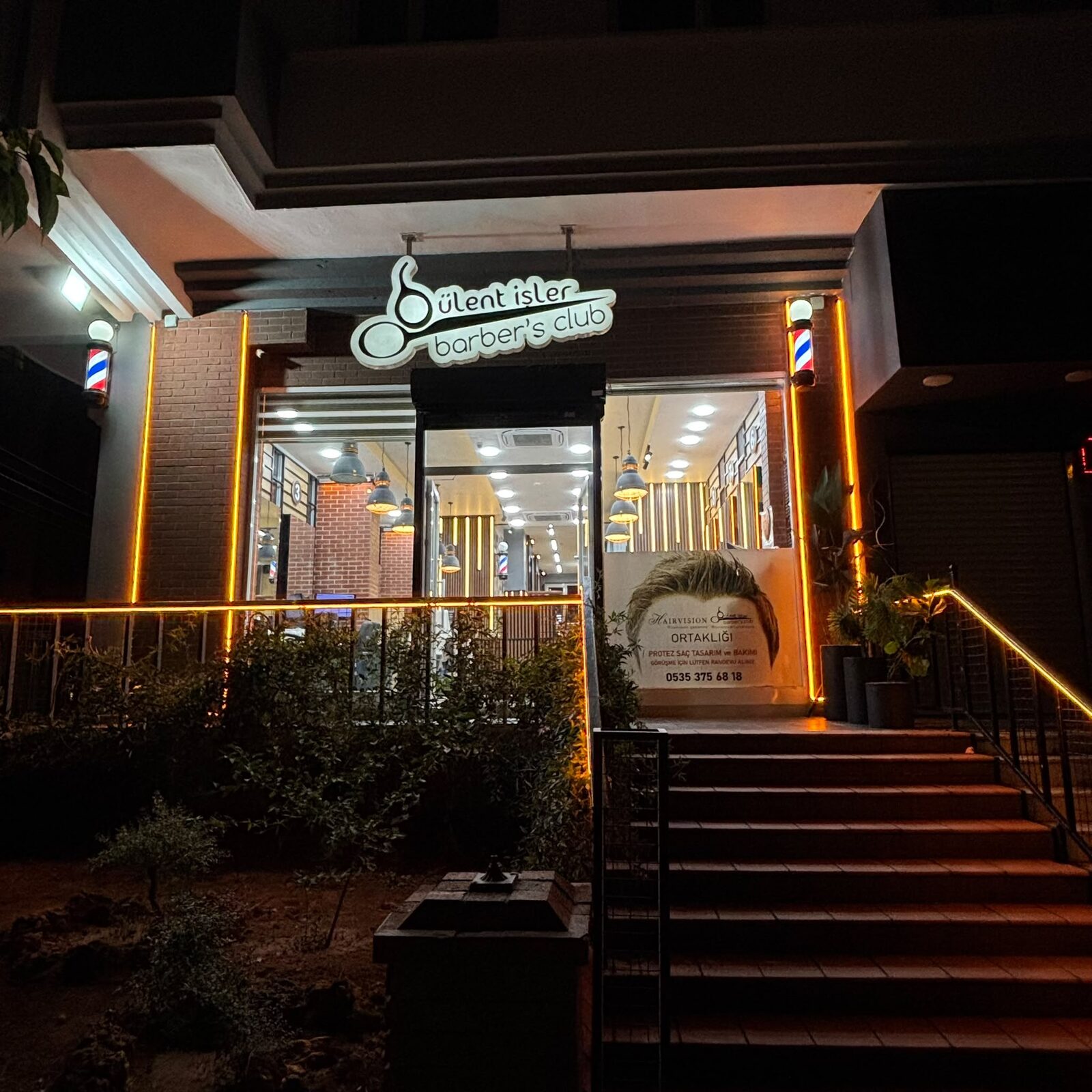 Bülent İşler Barber's Club dış cephe — gece